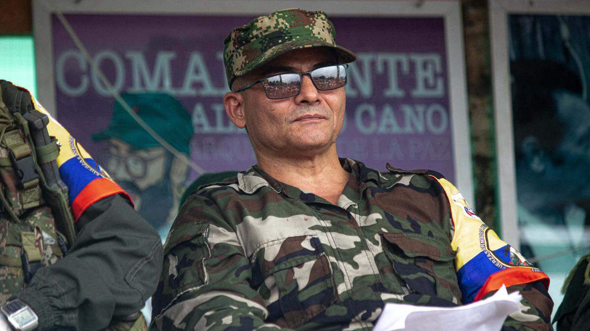 Néstor Gregorio Vera Fernández, alias “Iván Mordisco”, anuncia que las FARC-EMC están dispuesta a establecer un diálogo de paz con el gobierno de Colombia, el 16 de abril de 2023, en Yari, Colombia.
