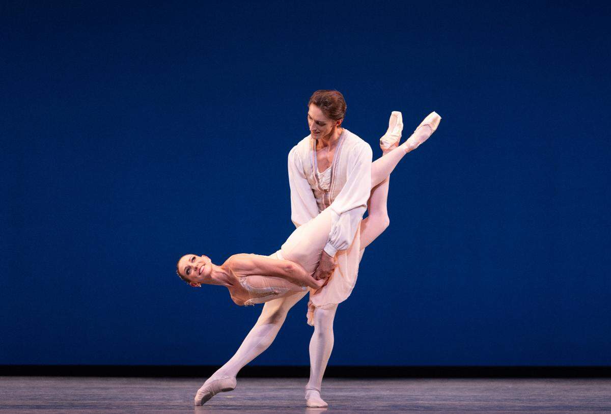 Ashley Knox y Stanislav Olshanskyi en el “Tschaikovksy Pas de Deux” de George Balanchine.