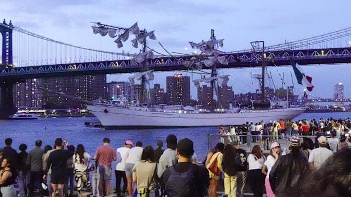 “Esta noche, el barco alto de la Marina mexicana Cuauhtémoc perdió la electricidad y chocó contra el puente de Brooklyn. En este momento, de los 277 a bordo, hay 19 heridos, de los cuales dos están en condición grave y dos más, tristemente, han fallecido a causa de las lesiones”, dijo Adams en X.