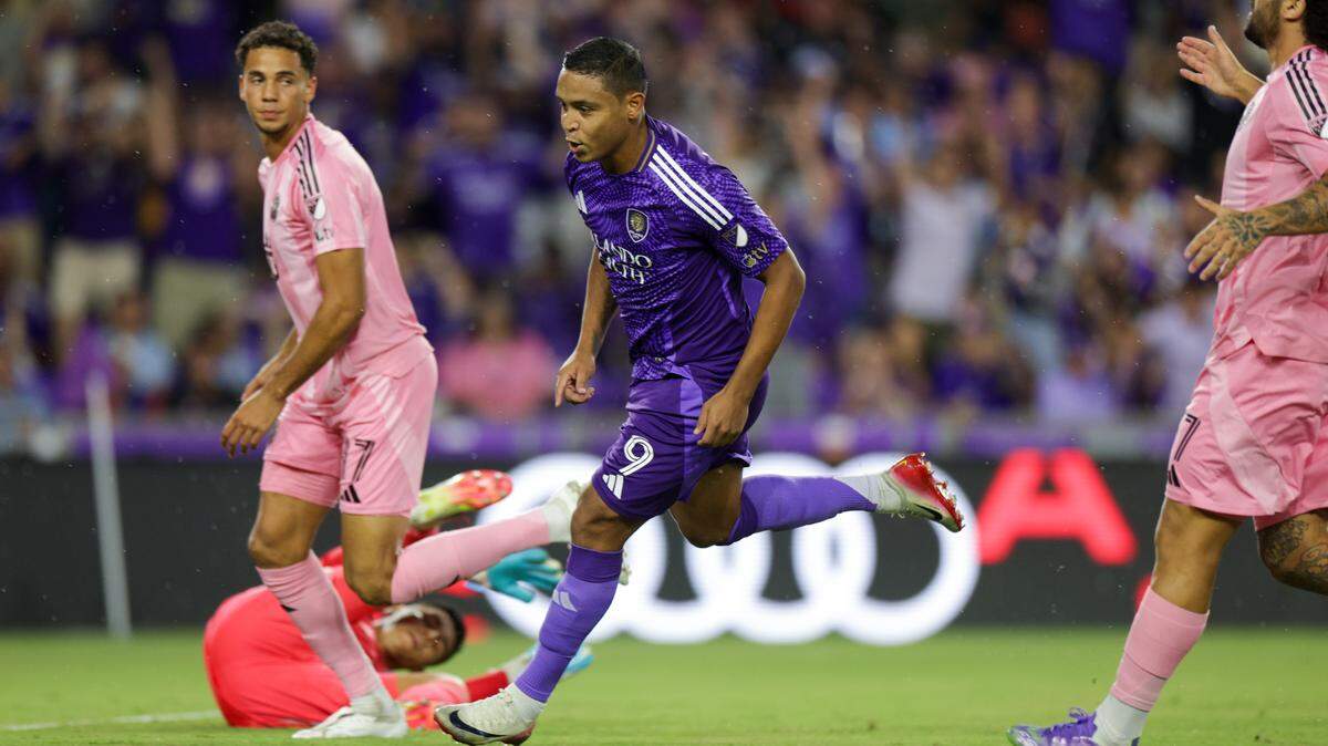 El delantero de Orlando City Luis Muriel (centro) celebra tras marcar un gol en el partido ante el Inter Miami, celebrado el 10 de agosto de 2025 en Orlando.