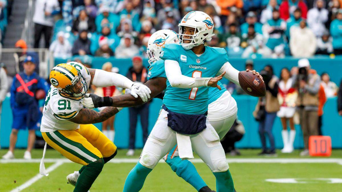 El quarterback de los Dolphins Tua Tagovailoa trata de pasar el ovoide en el partido ante los Packers de Green Bay, en el partido celebrado el 25 de diciembre de 2022 en Miami Gardens, Florida.
