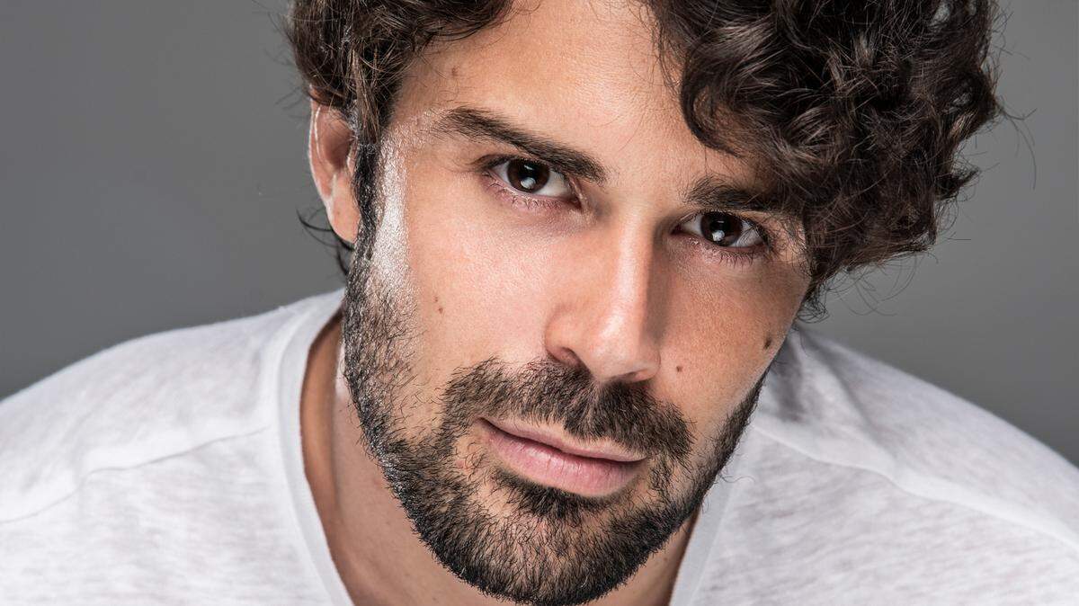 El cantante Héctor Perez posa para la prensa de Estados Unidos