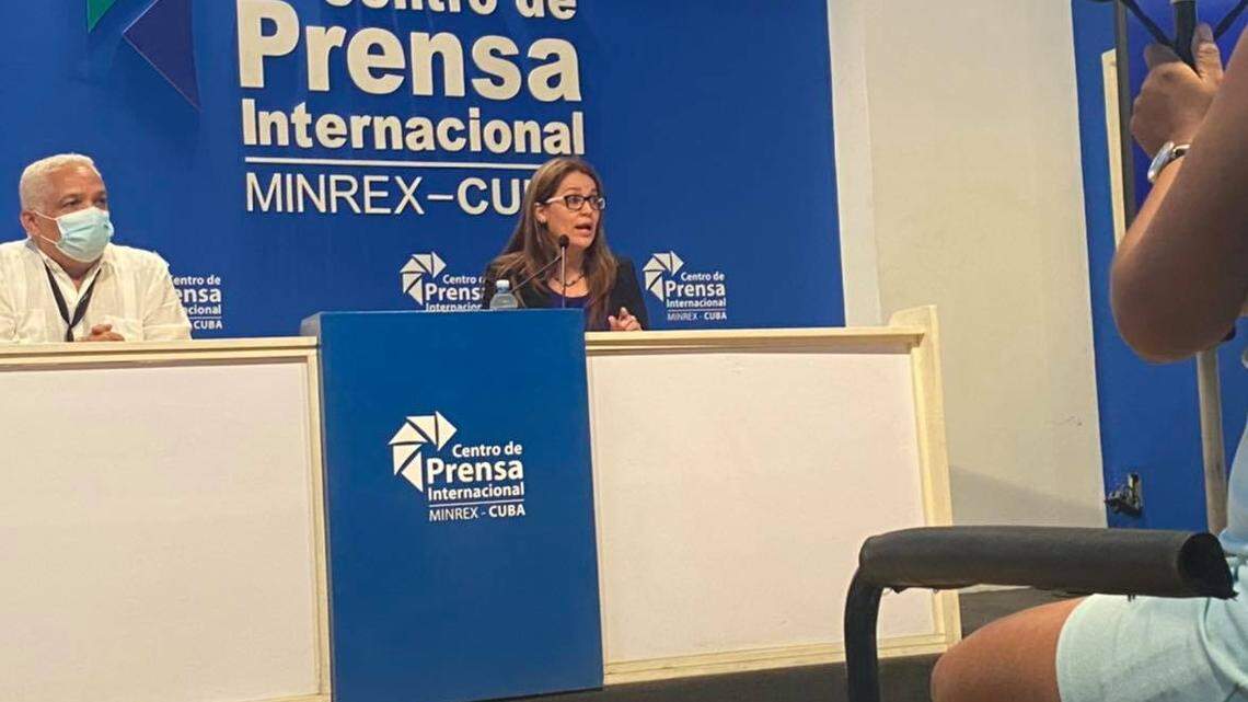 Yaira Jimenez, vocera del Minrex ofrece una conferencia de prensa.