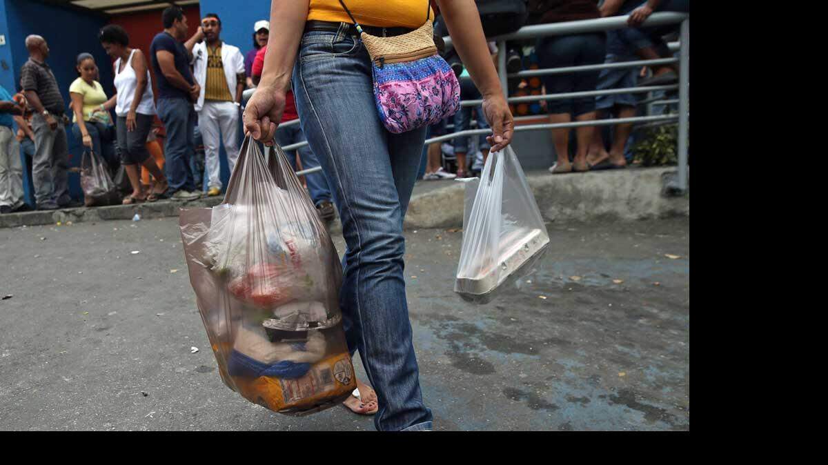 La canasta básica incluye, además de la alimentaria, los suministros como la electricidad, el gasto en alquiler, educación y transporte.