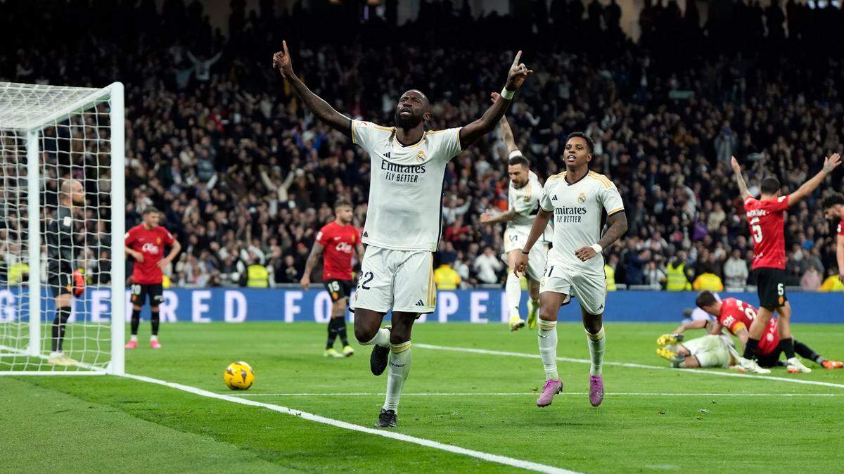 Antonio Rüdiger se estrenó como goleador esta temporada para darle el miércoles al Real Madrid la victoria 1-0 ante el Mallorca, para alzarse frente a sus aficionados como el mejor equipo de la primera vuelta de la Liga española.