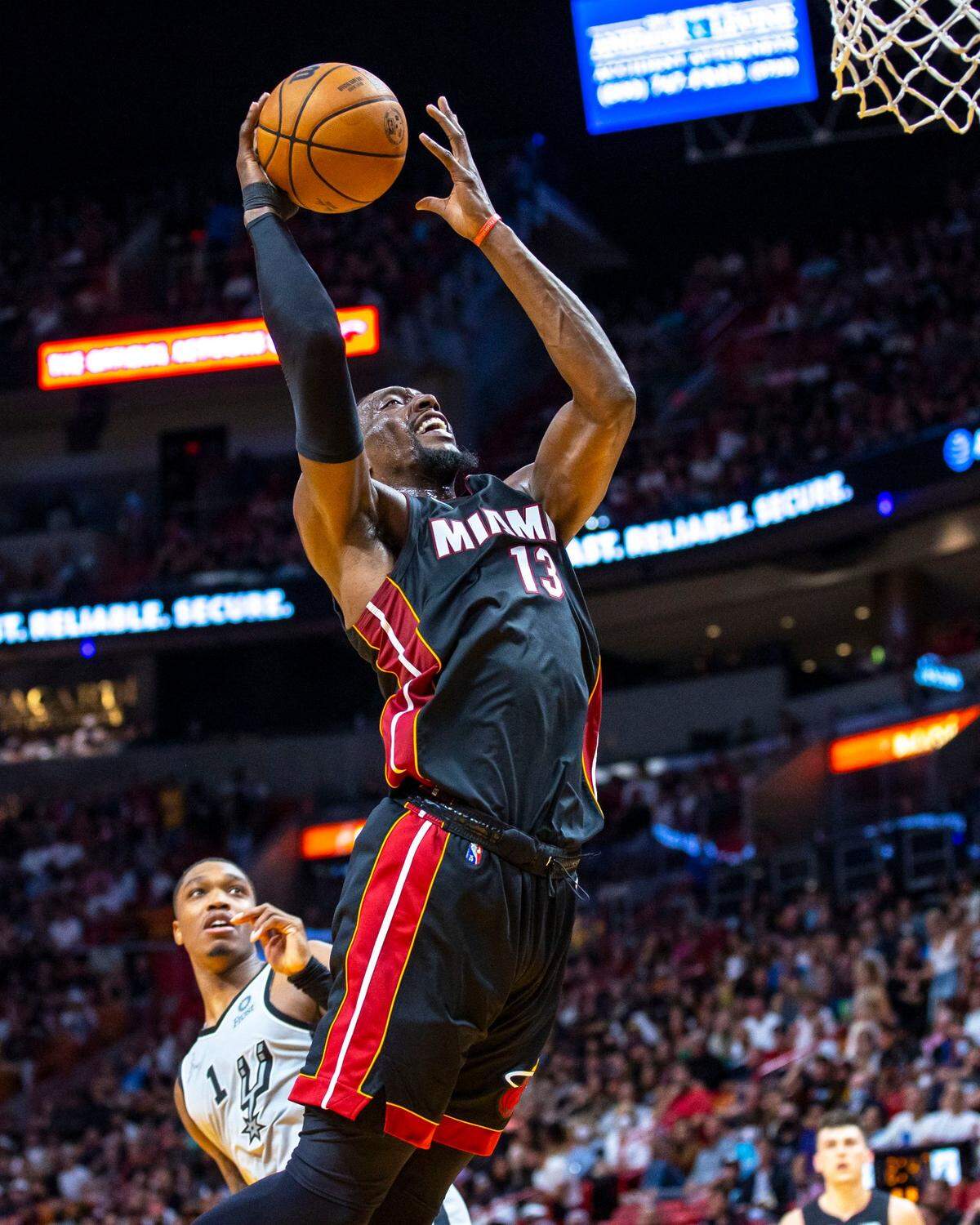 El jugador del Heat Bam Adebayo clava la pelota en el partido ante los Spurs de San Antonio, celebrado el 26 de febrero de 2022 en Miami