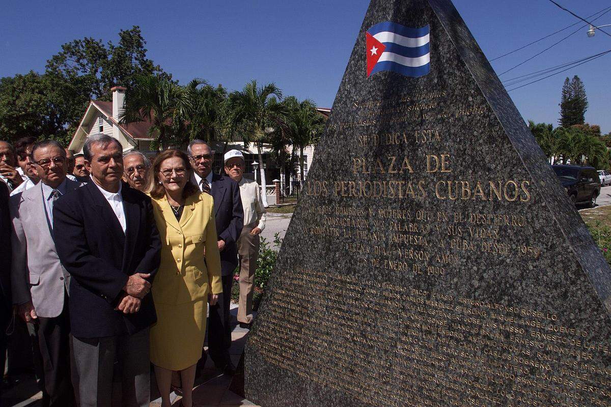 La periodista Nancy Perez Crespo durante la develación del Monumento a los Periodistas Cubanos en 1999.