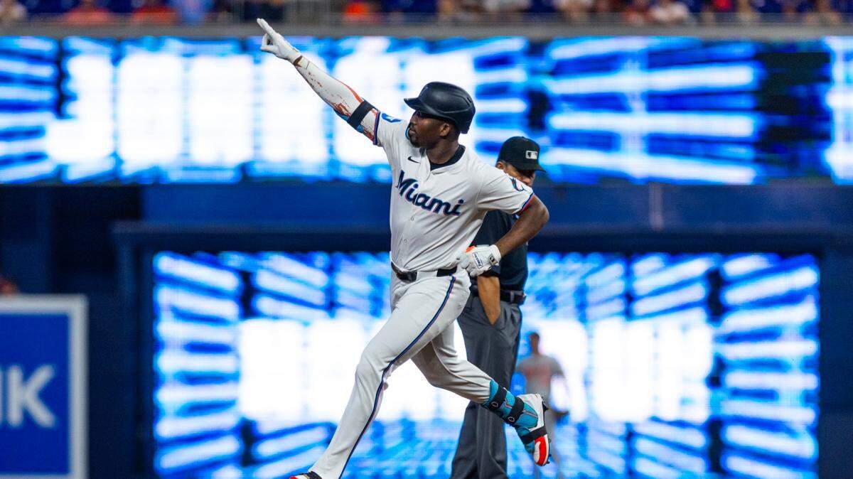 El jardinero de los Marlins Jesús Sánchez reacciona tras pegar un jonrón en el segundo inning del partido ante los Orioles de Baltimore, celebrado el 23 de julio de 2024 en Miami.