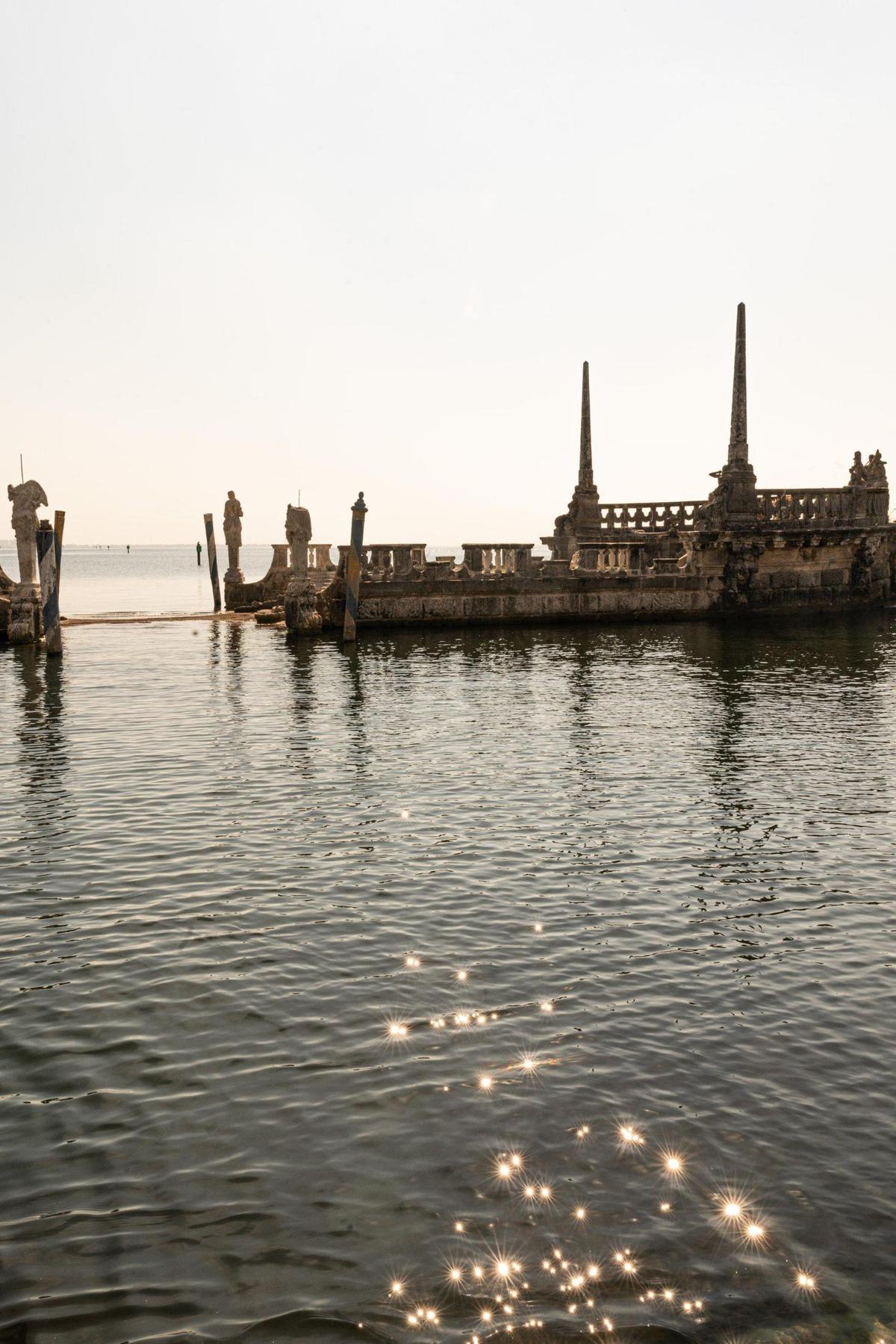 El barco de piedra frente a la mansión de Vizcaya Museum and Gardens. En el pasado los invitados a las fiestas eran transportados en góndolas desde el embarcadero de la casa hasta la barcaza de piedra.