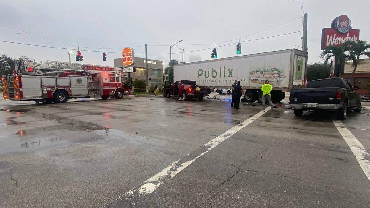 Tres personas resultaron lesionadas en las primeras horas del viernes en un accidente en el que se vieron involucrados una rastra de los supermercados Publix y dos camionetas, dijo un portavoz de los rescatistas de Miami.