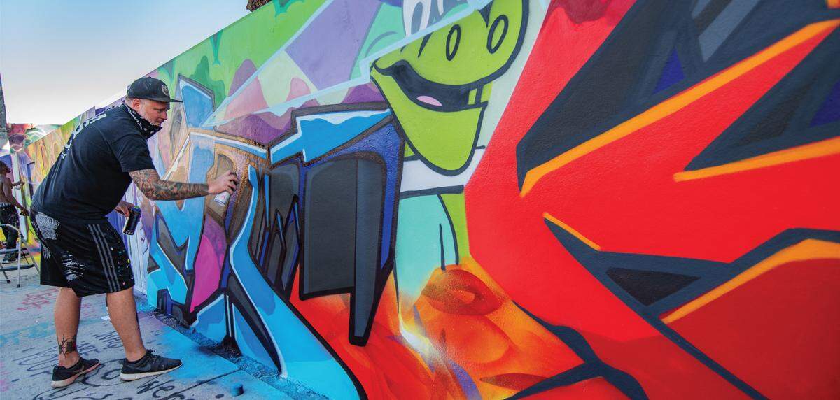 Wynwood Walls, inauguración de un nuevo mural del conocido artista callejero Shepard Fairey, junto con el trabajo de los muralistas internacionales SAE x CUSHY GIGS, Dasic Fernandez, Leon Keer, Shok1 y Lelin Alves.&nbsp;