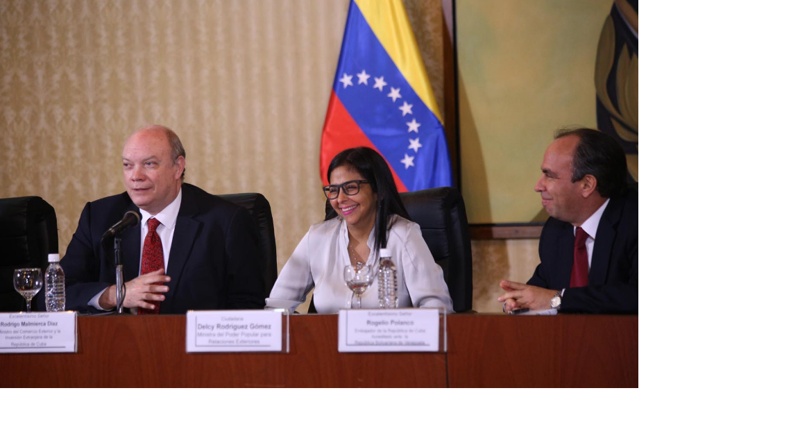 Rodrigo Malmierca, ministro cubano de Comercio (izq.) y Delcy Rodríguez, canciller venezolana, durante la reunión de la comisión intergubernamental del convenio integral de cooperación entre Cuba y Venezuela.