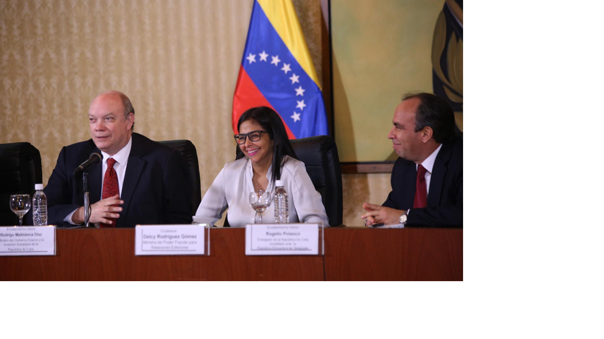 Rodrigo Malmierca, ministro cubano de Comercio (izq.) y Delcy Rodríguez, canciller venezolana, durante la reunión de la comisión intergubernamental del convenio integral de cooperación entre Cuba y Venezuela.