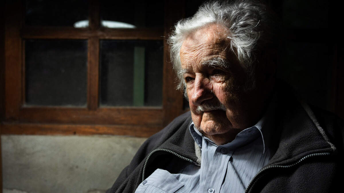 El ex presidente de Uruguay, José Mujica, posa en el comedor de su hogar en Montevideo.