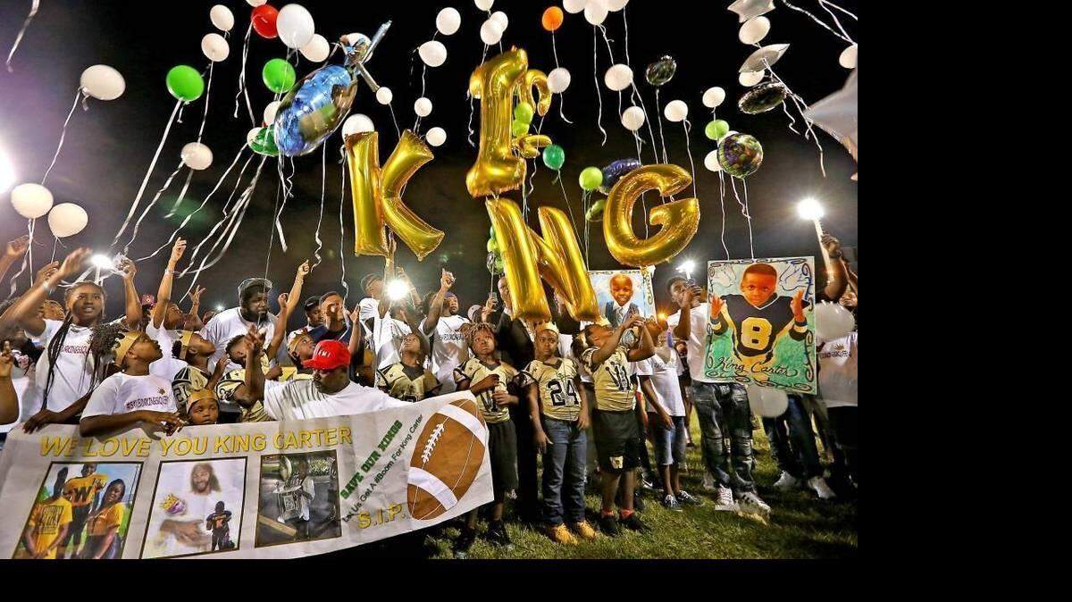Familiares y amigos de King Carter conmemoraron el primer aniversario de su muerte en el parque Charles Hadley el lunes 20 de febrero de 2017. PATRICK FARRELL pfarrell@miamiherald.com