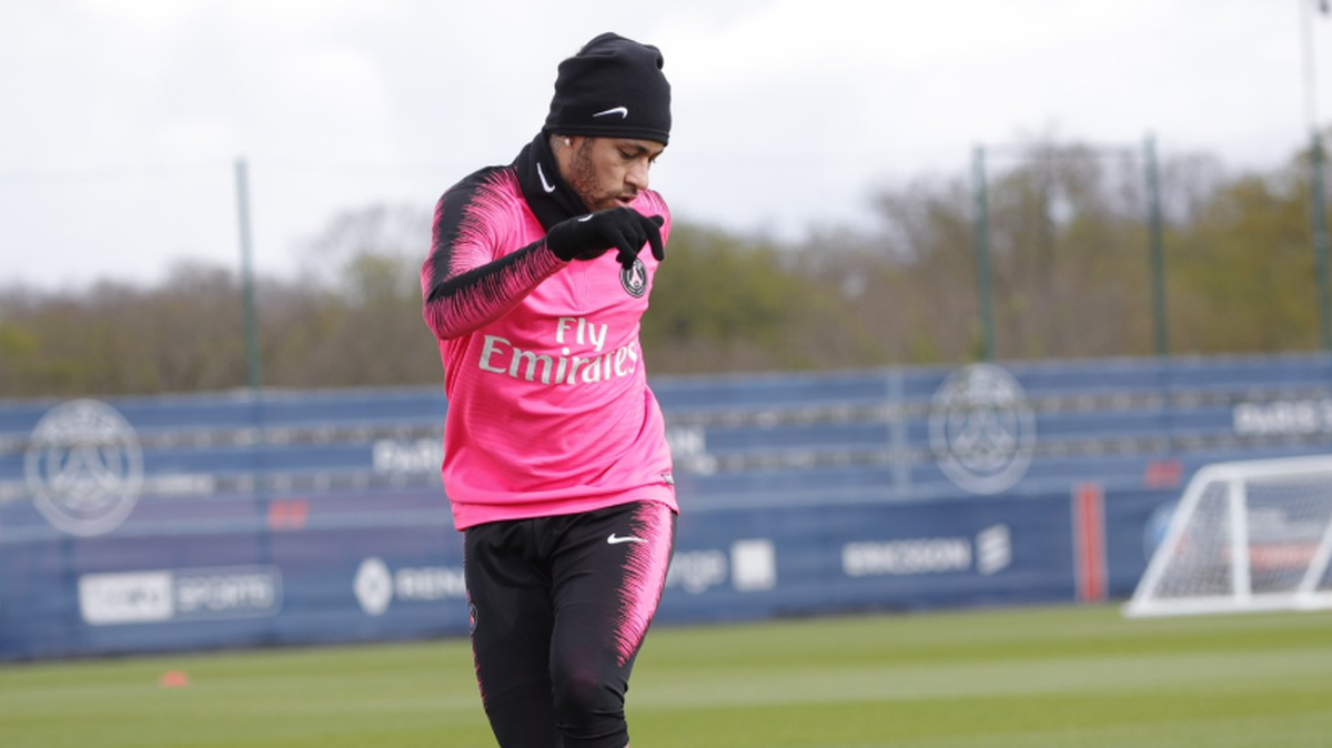 El delantero brasileño del Paris Saint-Germain Neymar volvió este miércoles a los entrenamientos con su equipo y tocó balón, aunque su recuperación todavía no es definitiva y en los próximos días será sometido a nuevas pruebas.