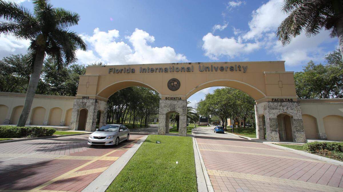 Entrada principal de la Universidad Internacional de Florida, en MIami.