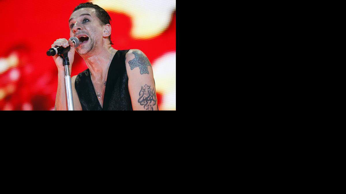 David Gahan del grupo británico Depeche Mode durante un concierto en el Hallenstadion de Zurich, Suiza, el domingo, 6 de diciembre de 2009. AP