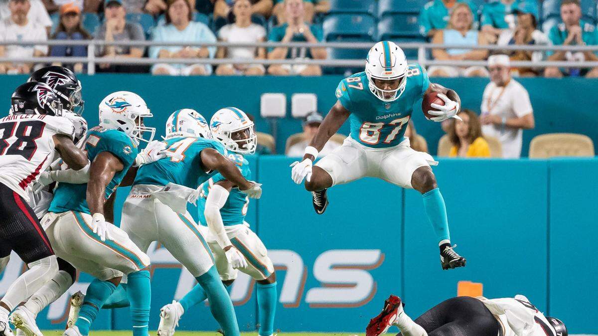 El wide receiver de los Dolphins Kyric McGowan (87) salta sobre el tight end de los Falcons de Atlanta John FitzPatrick, en el tercer cuarto del partido de pretemporada, celebrado el 9 de agosto de 2024 en el Hard Rock Stadium en Miami Gardens, Florida.
