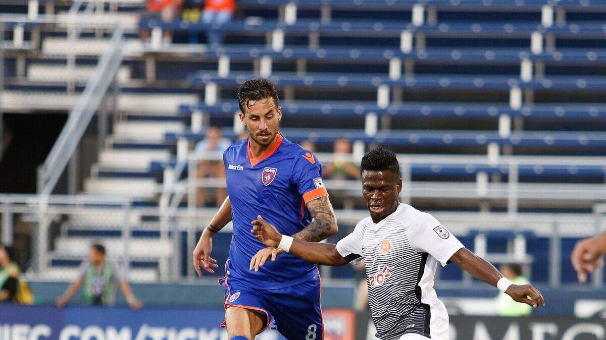 Vincenzo Rennella (#8), quien marcó el gol del Miami FC a los 51 minutos, disputa el balón con Walter Ramírez (#20), del Puerto Rico FC. 