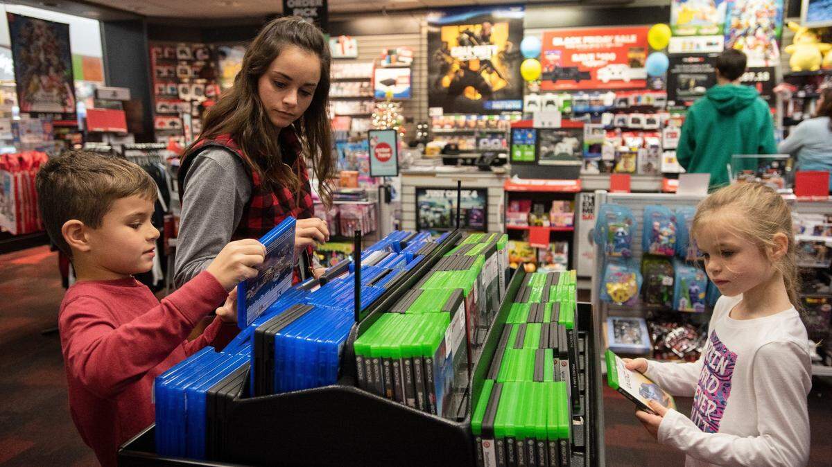 Jóvenes compradores en un GameStop. El gigante de la venta de videojuegos está contratando a cientos de personas en el sur de la Florida.