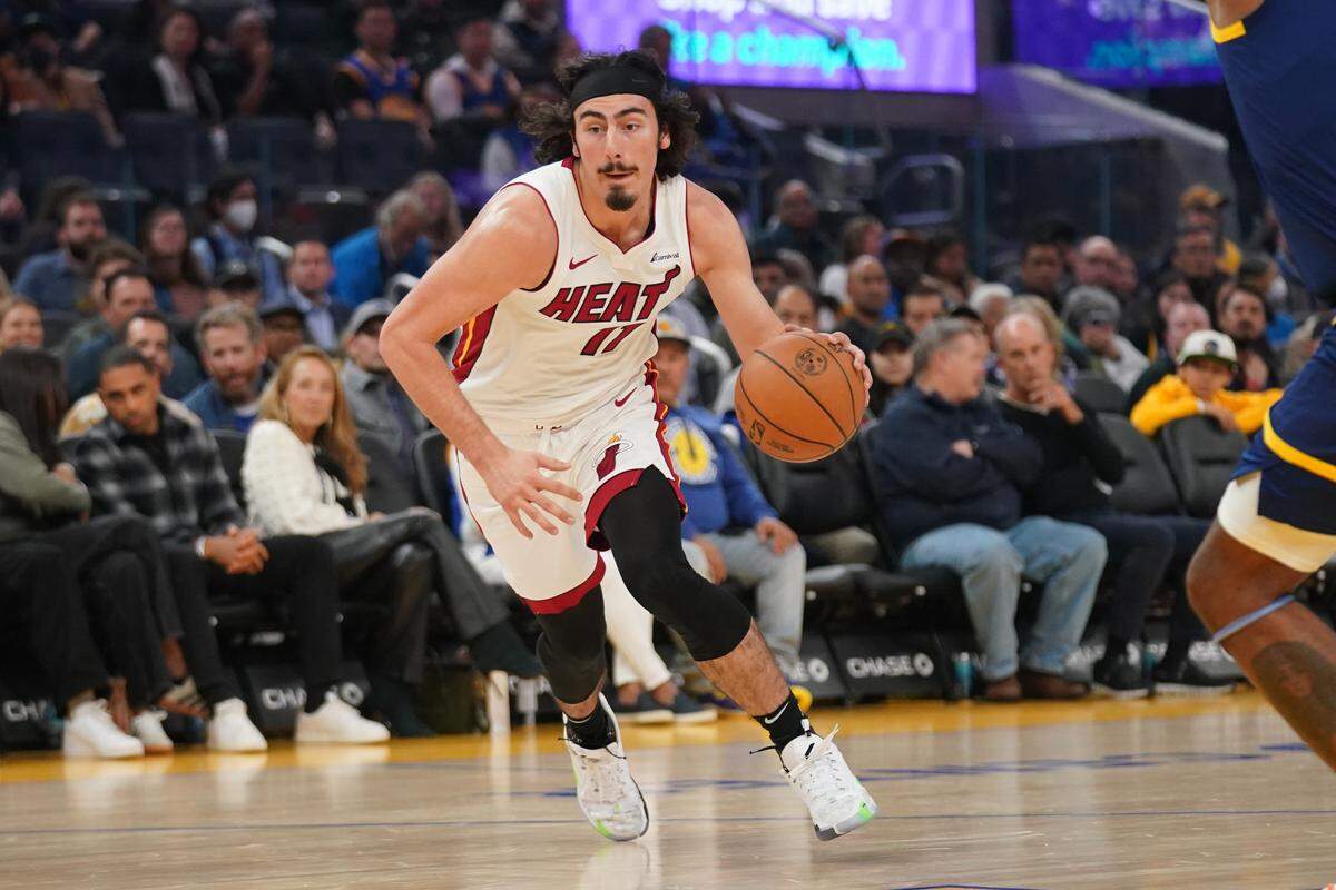 El jugador del Heat de Miami Jaime Jáquez Jr. conduce el balón en el partido ante los Warriors de Golden State, celebrado el 28 de diciembre de 2023 en San Francisco.