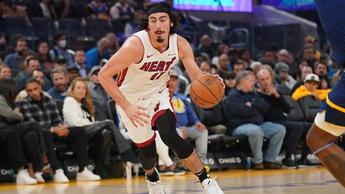 El jugador del Heat de Miami Jaime Jáquez Jr. conduce el balón en el partido ante los Warriors de Golden State, celebrado el 28 de diciembre de 2023 en San Francisco.