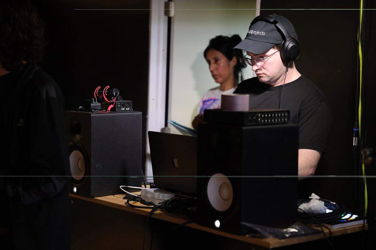 En primer plano, Andrew McLee, músico y colaborador en la creación de la instalación “Oscilaciones”; detrás, Roxana Barba.