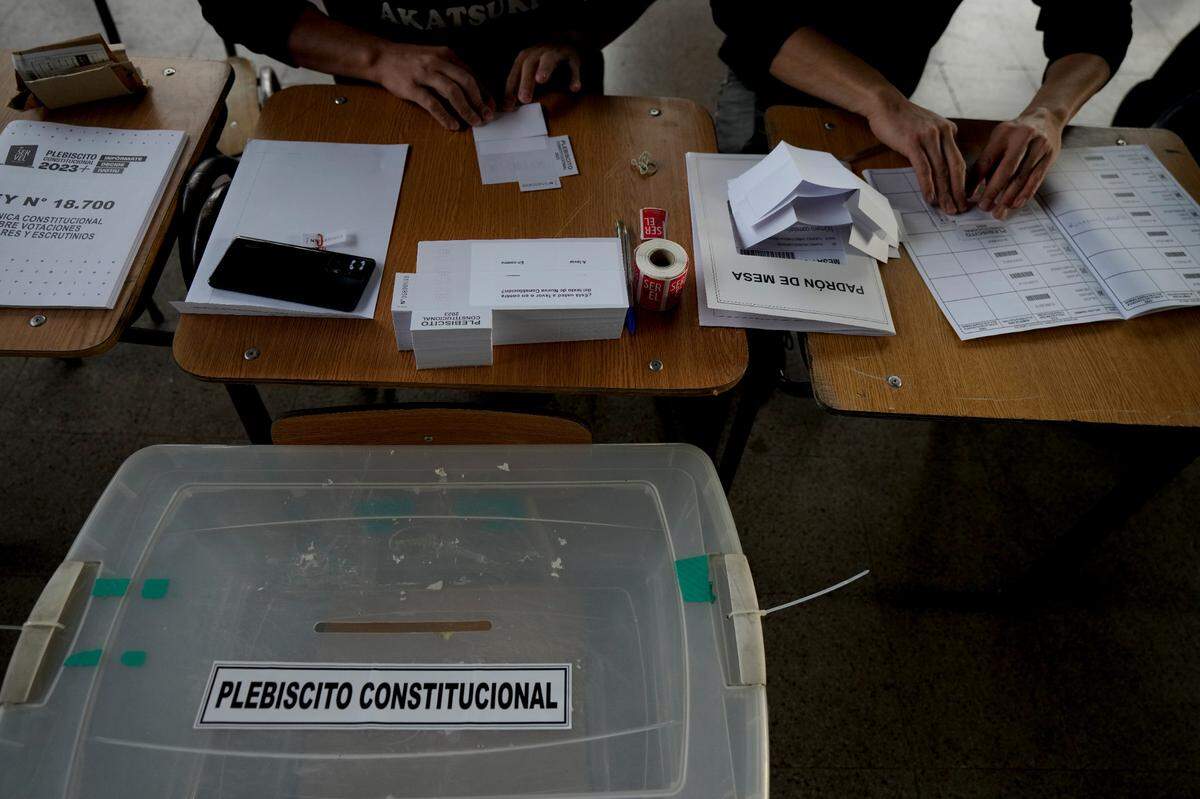 Trabajadores en un centro de votación se preparan para el comienzo del plebiscito constitucional, en Santiago, Chile, el domingo 17 de diciembre de 2023.