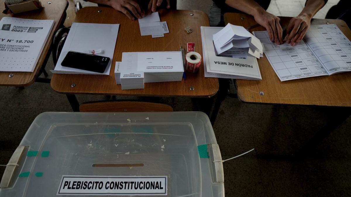 Trabajadores en un centro de votación se preparan para el comienzo del plebiscito constitucional, en Santiago, Chile, el domingo 17 de diciembre de 2023.