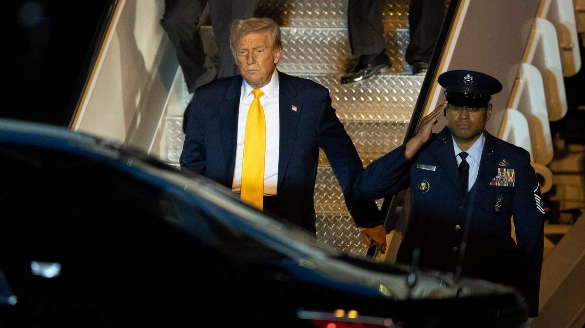 El presidente Donald Trump desciende del avión Air Force One en el Aeropuerto Internacional de Palm Beach, en West Palm Beach, Florida, el viernes 7 de marzo de 2025.