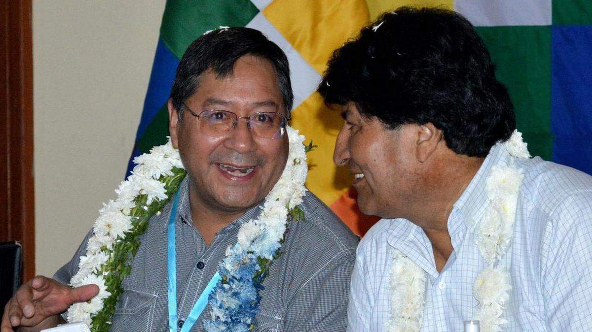 El presidente de Bolivia Luis Arce y el ex presidente Evo Morales participan en una reunión del partido gobernante Movimiento por el Socialismo (MAS) en Quillacollo, departamento de Cochabamba, Bolivia, el 21 de noviembre de 2020.