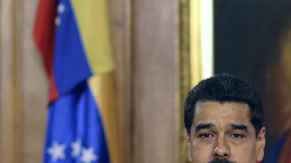 El presidente de Venezuela, Nicolás Maduro, durante una conferencia de prensa en Caracas la madrugada del lunes, tras enterarse de los resultados de las elecciones parlamentarias. 
