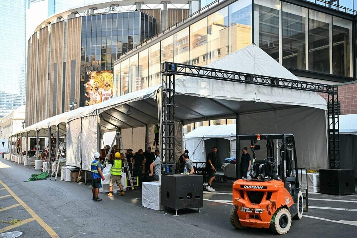 Los trabajadores hacen ajustes en una carpa afuera del Madison Square Garden, el lugar donde se informó que se celebrarían las bodas de la cantante pop Taylor Swift y el atleta profesional Travis Kelce, en la ciudad de Nueva York el 3 de julio de 2026.