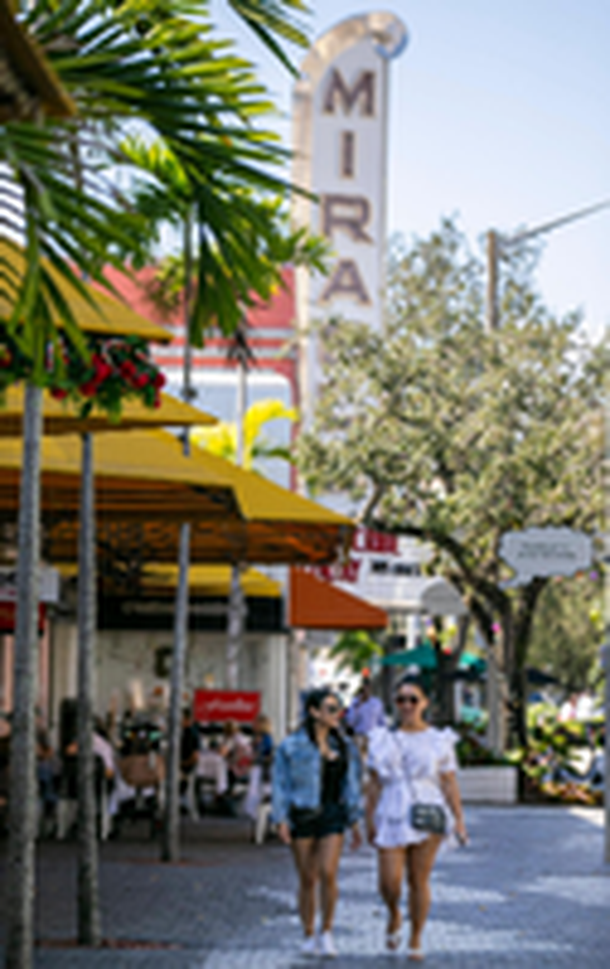 Diecinueve locales comerciales abrirán a lo largo de Miracle Mile en 2022. Samira Gurrola (izquierda), y Sandra Dunlap, se dirigen a Miracle Mile, en Coral Gables, el viernes 10 de diciembre de 2021. MATIAS J. OCNER MOCNER@MIAMIHERALD.COM