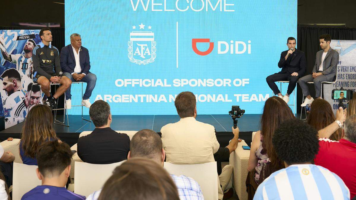 Lionel Scaloni, el presidente de la AFA Claudio Tapia y el jefe comercial Leandro Petersen (der.), el martes tras el acuerdo con la plataforma Didi.
