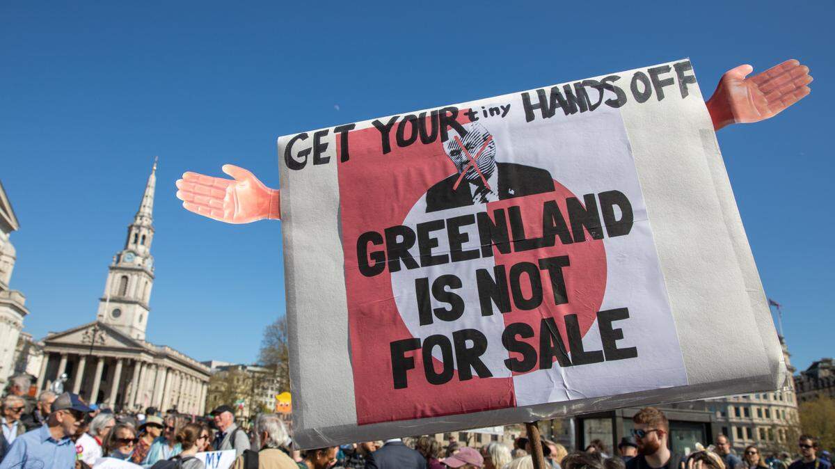 Un activista muestra una pancarta que dice “Saca tus pequeñas manos (Trump), Groenlandia no está en venta”, durante una protesta contra las políticas del presidente estadounidense Donald Trump, el 5 de abril de 2025, en Londres.
