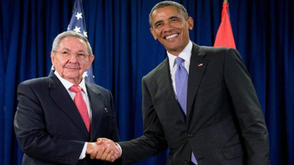 El gobernante cubano Raúl Castro y el presidente de los Estados Unidos Barack Obama en una foto de archivo. AP