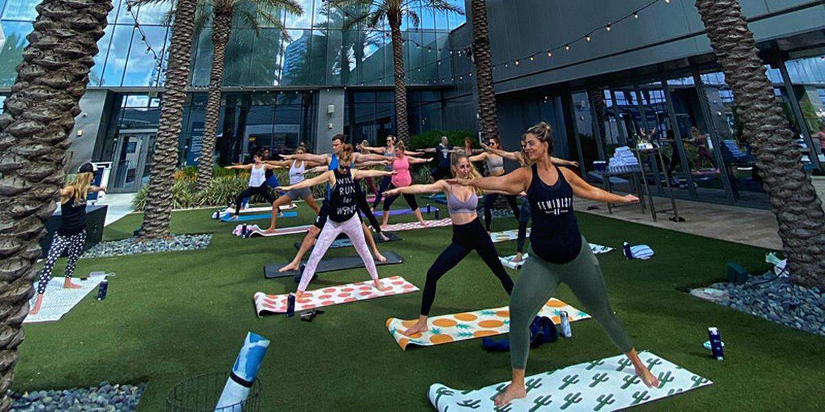 Vino Vinyasa, evento dedicado a unir el yoga con el vino a través de posturas creativas.