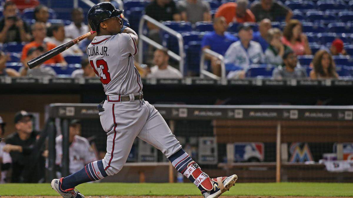 El jardinero de los Bravos Ronald Acuña Jr. batea un jonrón en el tercer inning del partido ante los Bravos, el 23 de agosto de 2018 en Miami.
