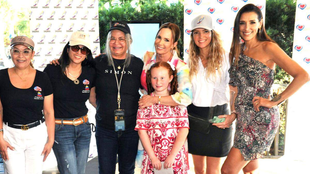 Natalia Denegri, Nicole Rodríguez y un grupo de voluntarios que la acompañan en la acción solidaria.