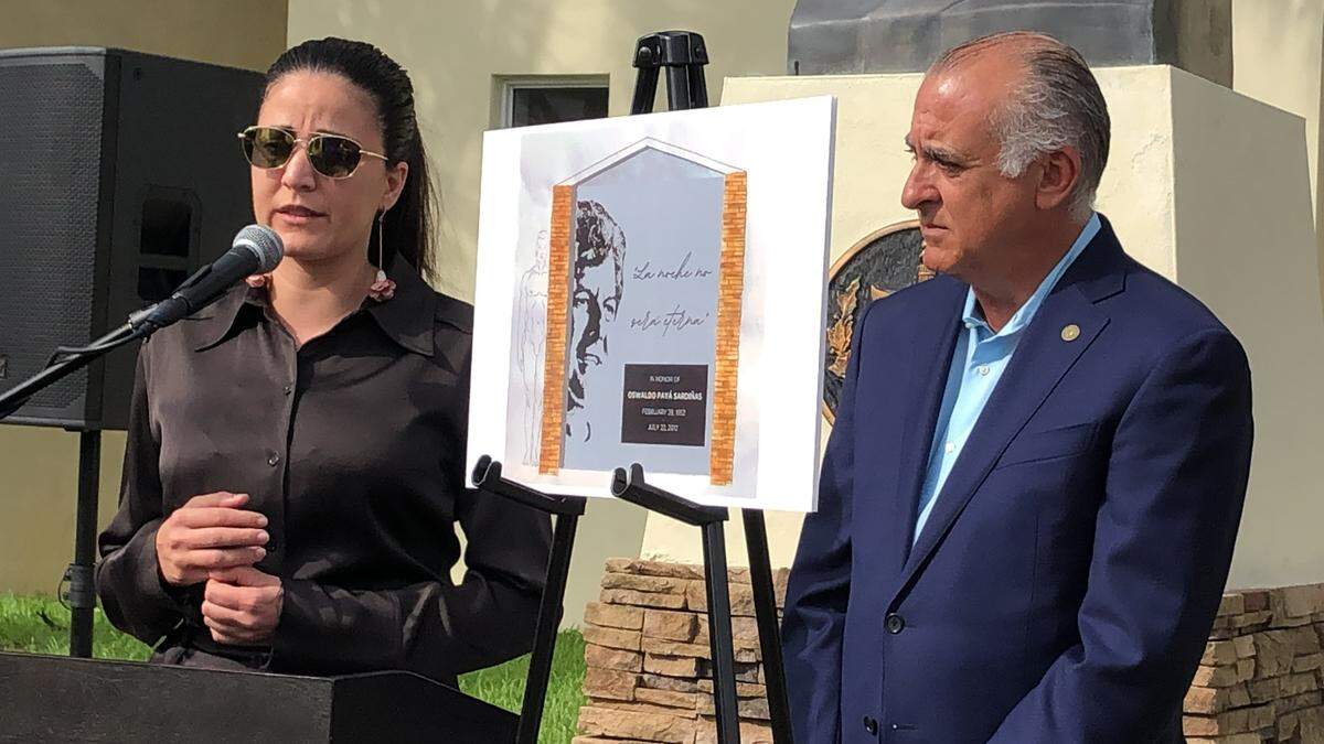 Rosa María Payá, hija del líder opositor cubano Oswaldo Payá, durante la ceremonia en honor a su padre, en el Waker Community Center, en la ciudad de Hialeah, junto al alcalde Esteban Bovo Jr.