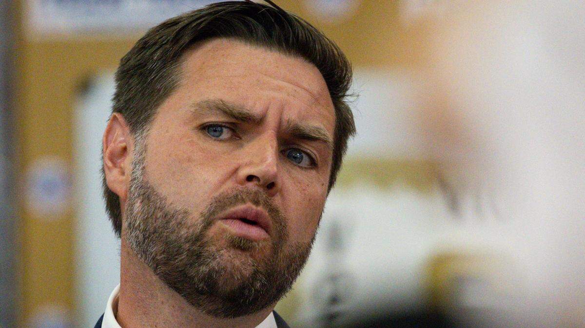 El candidato republicano a la vicepresidencia J.D. Vance, senador de Ohio, escucha a una pregunta hecha por un voluntario en un mitin, el jueves 5 de septiembre de 2024, en Phoenix, Arizona.