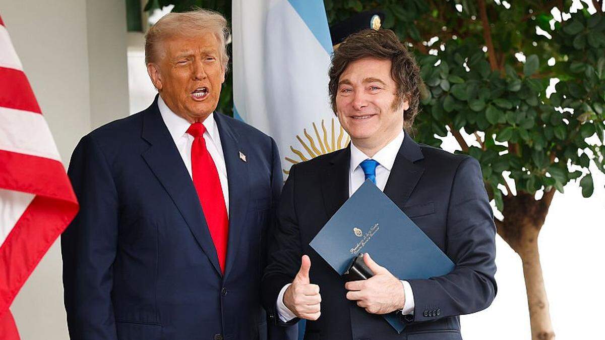 El presidente de Estados Unidos, Donald Trump (izq.), saluda al mandatario de Argentina, Javier Milei, a su llegada a la Casa Blanca el 14 de octubre de 2025 en Washington, D.C. 