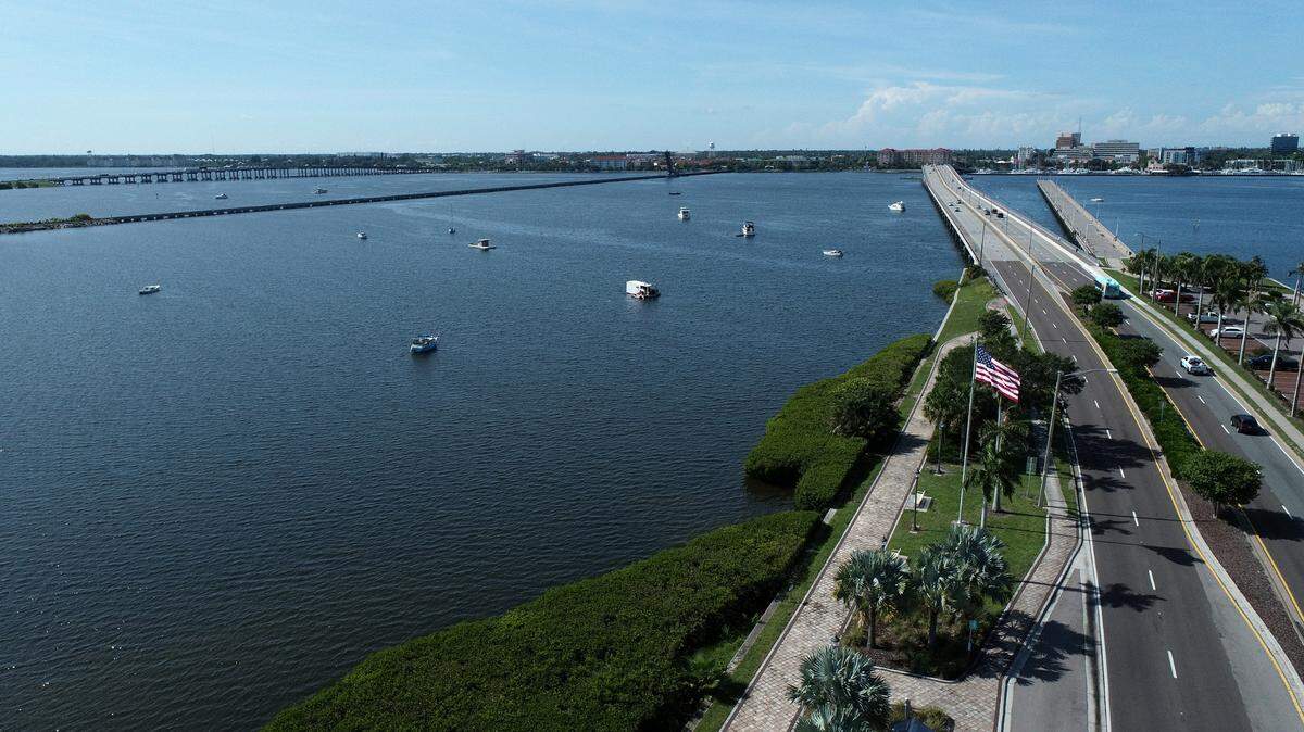 Varios barcos en las aguas al este de Green Bridge, Florida. Muertes por accidentes con embarcaciones recreativas bajaron 14% en EEUU en 2021.