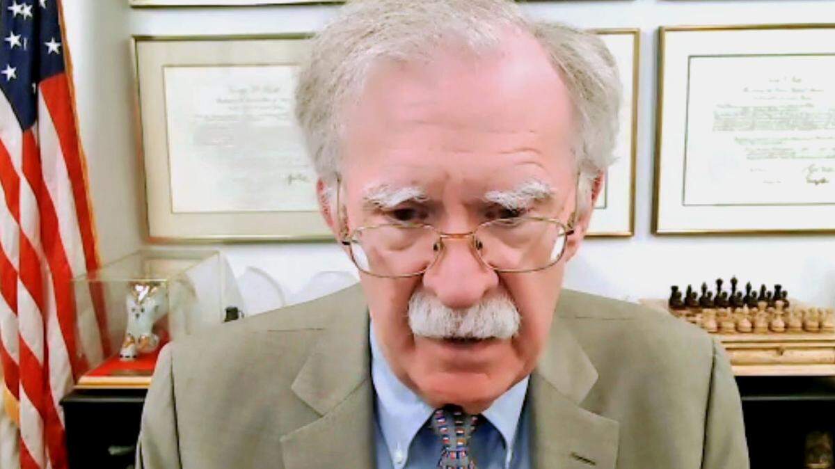 Captura de pantalla muestra al exasesor de Seguridad Nacional de EEUU, John Bolton, hablando durante una entrevista en línea el 14 de julio de 2025.
