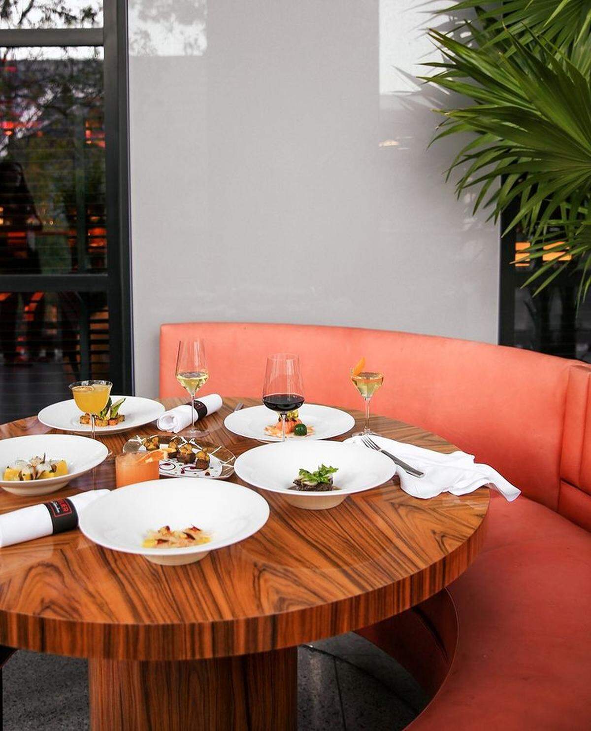 Disfruta de una experiencia de Acción de Gracias del otro mundo en L’Atelier de Joël Robuchon, el único restaurante con dos estrellas Michelin en Florida.
