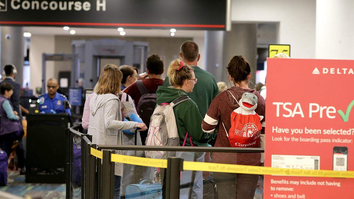 Foto de archivo de viajeros esperando en una fila para la revisión de la TSA en el Aeropuerto Internacional de Miami. 
