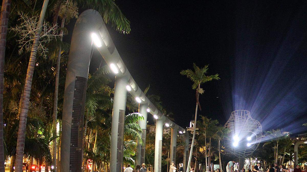 Gente se acomoda en sus mantas y sillas durante la proyección de una película en el Miami Beach SoundScape ExoStage el miércoles, 3 de octubre de 2012.