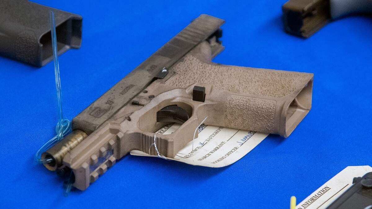 Una “pistola fantasma”, o de fabricación casera, es expuesta como parte de una presentación del Departamento de Policía de Stockton, en California, el 2 de junio de 2022.